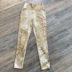 Le Lis leggings mid to high rise gold tie dye size small NWOT